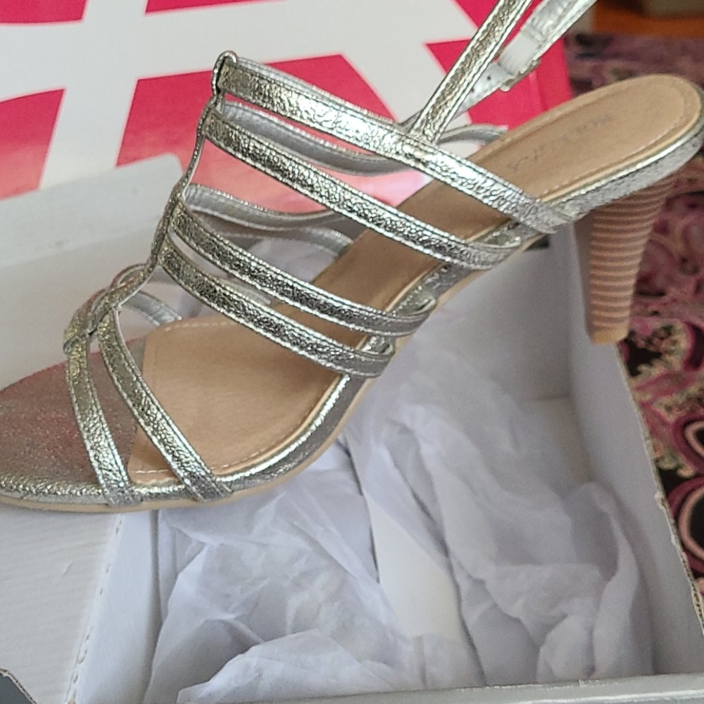 Shoe's - Picture 3 of 3